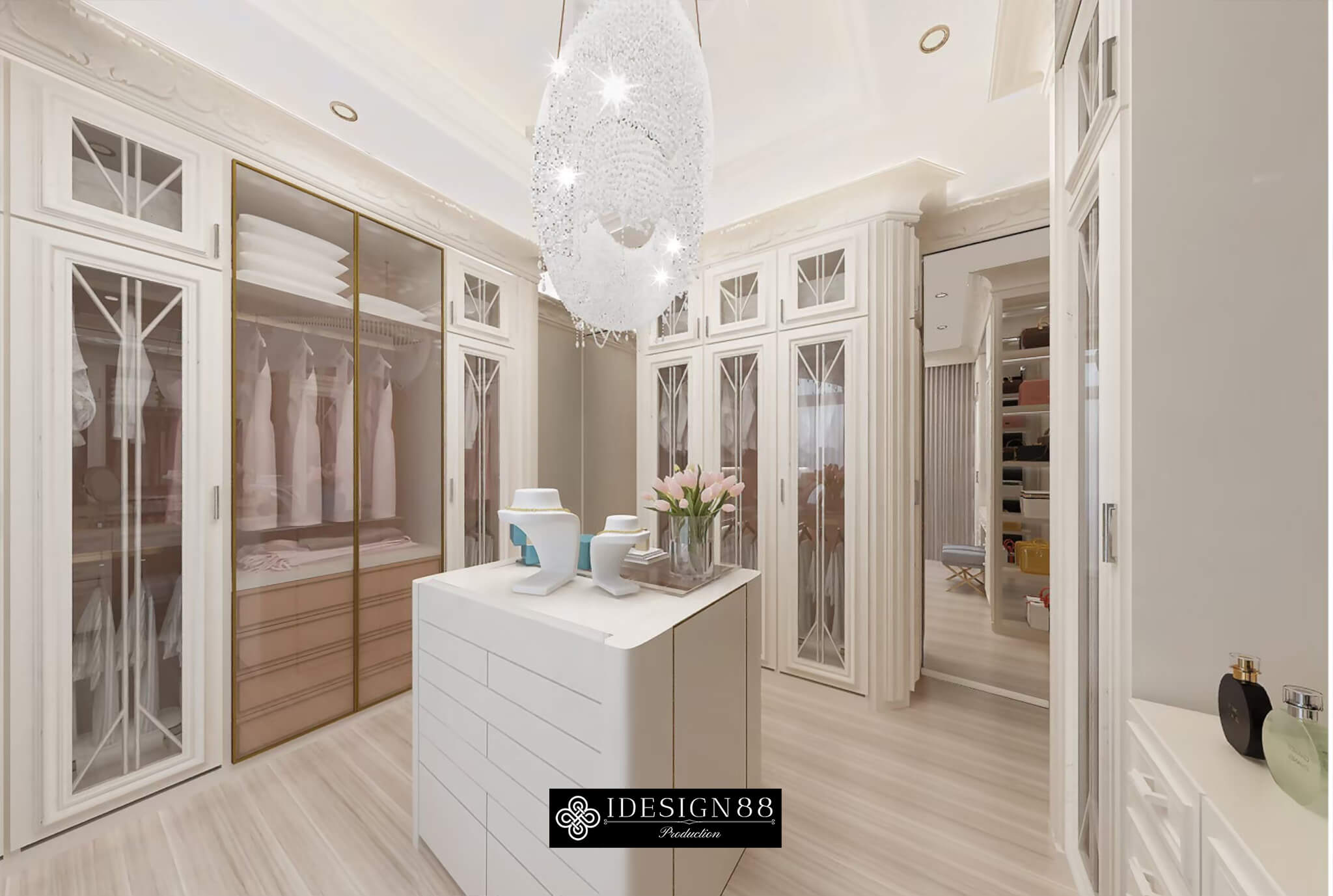ห้องแต่งตัวบานตู้กระจกกรอบคลาสสิกพร้อมไฟในชั้นวาง บ้านเดี่ยว Burasiri Pattannakarn หลังที่ 2 โดย iDesign88