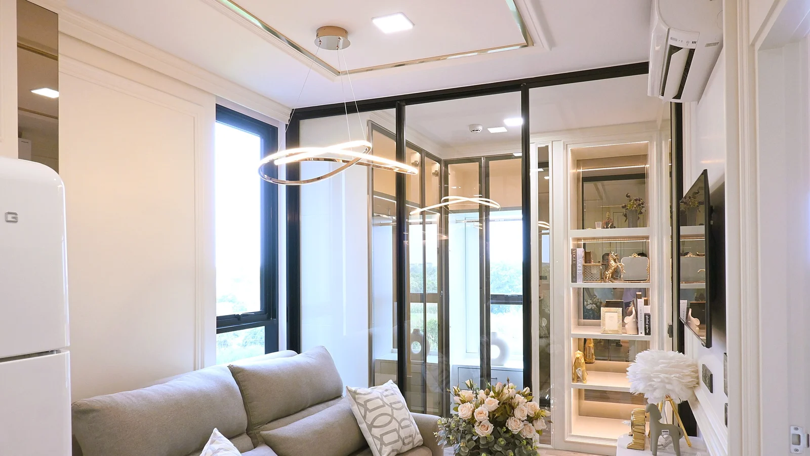 ตกแต่งภายในคอนโด Kave Salaya ห้องนั่งเล่นสไตล์คลาสสิกโทนขาวครีม