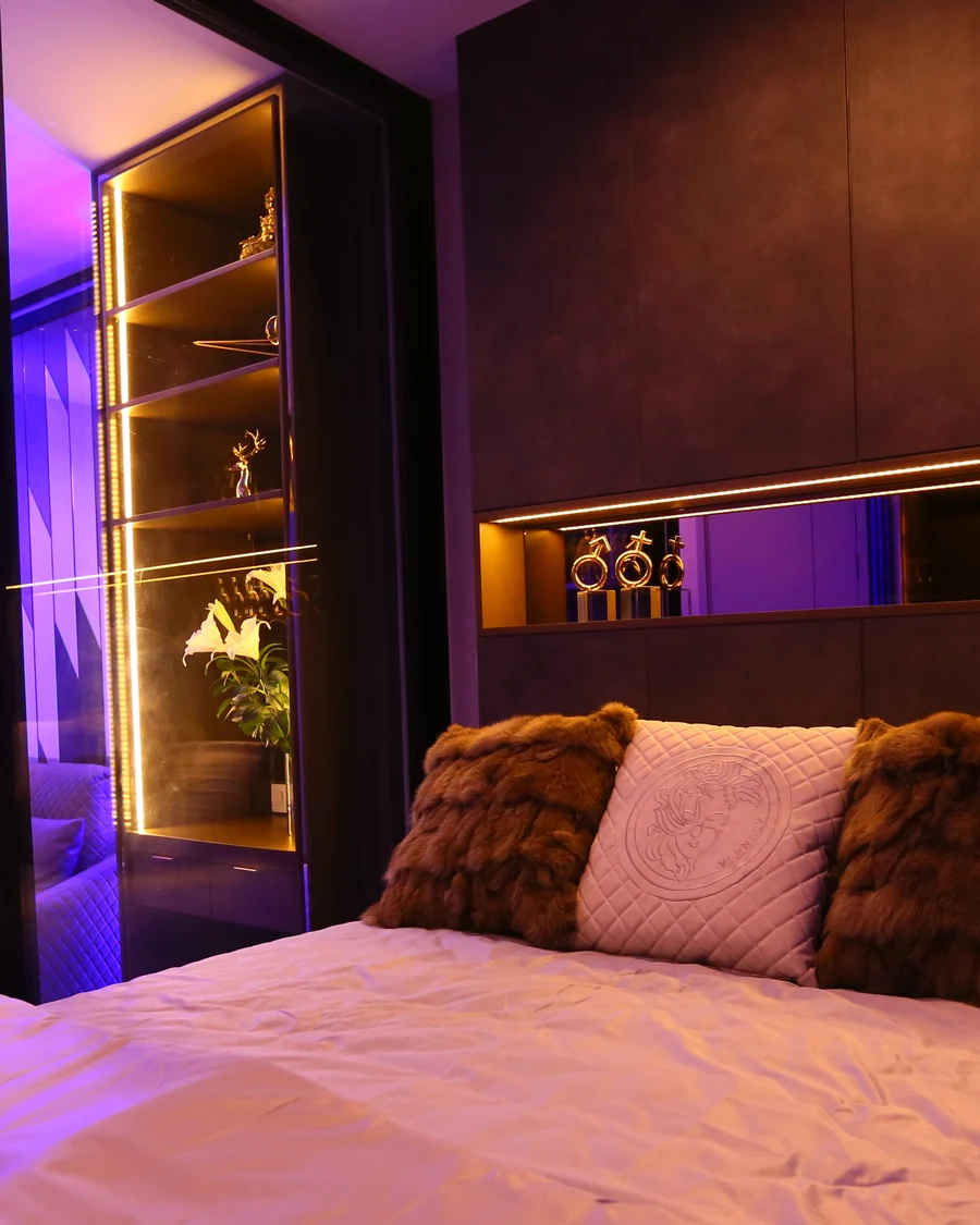 ตกแต่งคอนโดสไตล์ Modern Luxury โทนมืด วัสดุพรีเมียม ไฟซ่อนและงานบิ้วอินดีเทลหรู งาน The Politan Rive