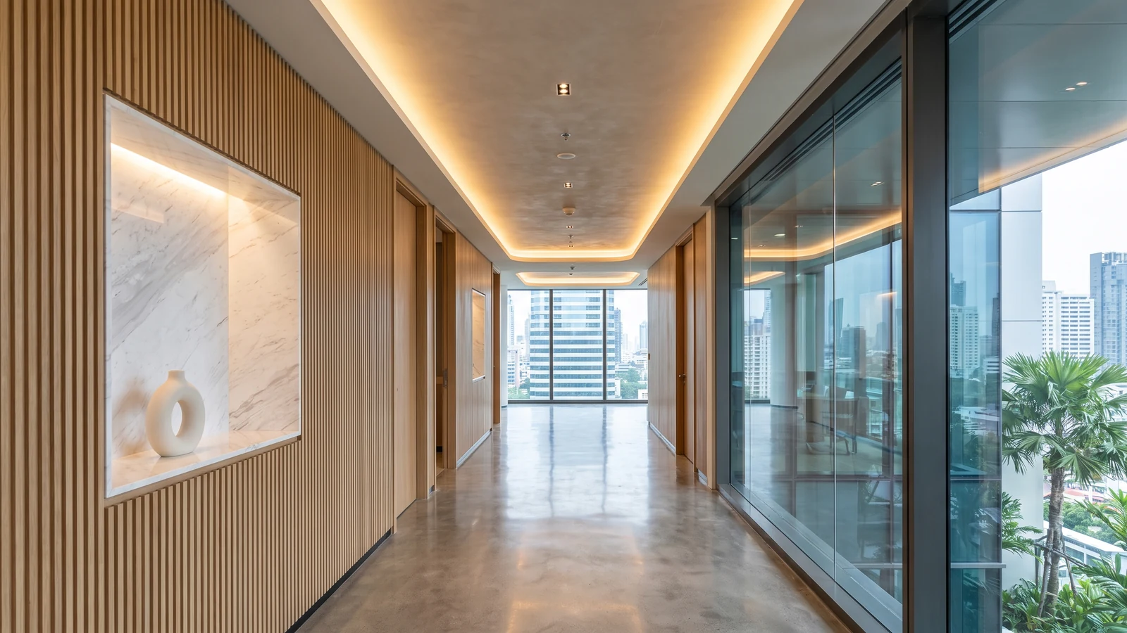 ทางเดินสำนักงานสไตล์ Modern Luxury ผนังไม้ระแนงและหินอ่อน